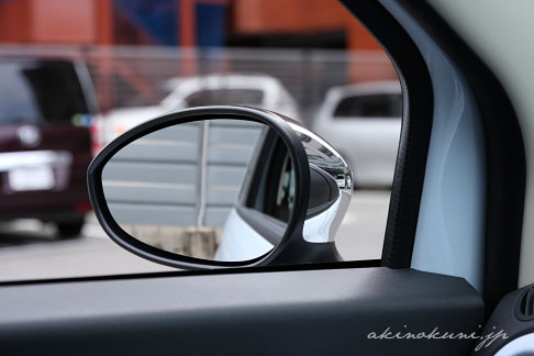 運転席から見えるビンテージスタイルクロームシャドウミラーカバー