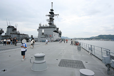 おおすみ型輸送艦３番艦LST-4003「くにさき」の全通甲板（前部：車両甲板）