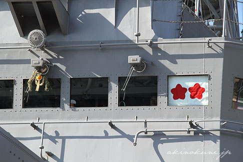 練習艦しらゆきにある海将補旗としめ飾り
