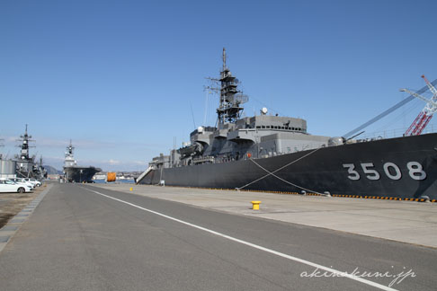 海上自衛隊呉基地Dバースの練習艦「かしま」と護衛艦「いせ」