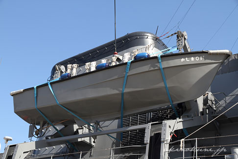 海上自衛隊呉基地Dバースの練習艦「かしま」の作業艇