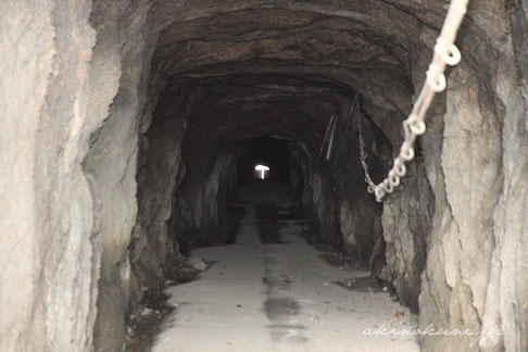 金輪島の旧随道（トンネル）、中を覗く
