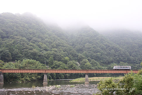 三江線 式敷～香淀の橋りょうを渡るキハ120系