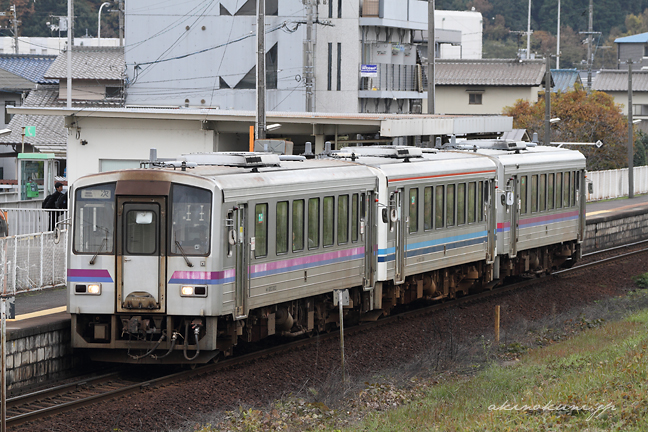 玖村駅に停車する1832D（キハ120系3両編成） ちなみに三次→広島は5831D